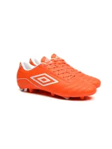 Championes de fútbol Umbro modelo Classico III HG, color negro con detalles en rojo. Presentan el logo de la marca en el lateral y suela con tapones para terreno firme.