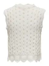 Top de punto sin mangas color blanco, con cuello redondo y diseño ajouré texturizado. Presenta terminaciones festoneadas en el cuello, sisas y dobladillo.
