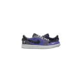 Championes Jordan 1 Retro Low OG en colaboración con Zion Williamson, modelo Voodoo Alternate. Presenta una combinación de tonos morados y negros con detalles desgastados, costuras expuestas, un pequeño swoosh bordado en la puntera y un gráfico de calavera en el talón.