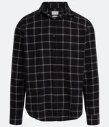 Camisa de hombre de manga larga, confeccionada en franela ligera con estampado cuadrillé en tonos oscuros y líneas finas blancas y naranjas. Cuenta con cuello clásico y abotonado frontal.