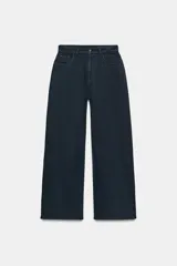Jeans de tiro alto y estilo wide leg de Zara Woman Collection, confeccionados en denim negro con pespuntes en contraste. Presentan diseño de cinco bolsillos y cierre frontal con cremallera y botón.
