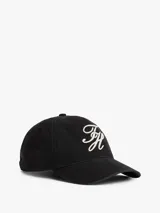 Gorra de béisbol clásica, confeccionada en sarga de algodón, color negro, con visera curva y logo bordado en hilo blanco en la parte delantera.