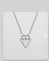 Collar de acero con dije calado en forma de diamante.