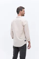 Camisa de manga larga confeccionada en viyela de algodón, con cierre frontal de botones y bolsillo en el pecho. Presenta un diseño clásico de calce cómodo y textura suave.