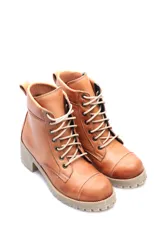 Borcego acordonado color marrón de cuero con suela beige y taco cuadrado.