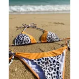 Bikini United Uy con diseño combinado de animal print y color naranja vibrante. La parte superior es de estilo triángulo y la parte inferior es tipo tanga con tiras laterales ajustables.