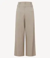 Pantalón de sastrería de corte ancho y recto, color gris, con cintura doble estructurada y removible, pinzas frontales y bolsillos.
