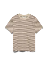 Remera de manga corta con hombros caídos y cuello redondo, confeccionada en tejido de punto de algodón orgánico con diseño de rayas horizontales.