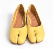 Zapatos tipo Tabi de cuero color celeste, con diseño de punta dividida característico y plantilla marrón de la marca Mari.