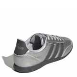 Championes urbanos Adidas modelo Barreda Lo, color plateado metalizado con las icónicas tres tiras en color negro y suela oscura. Presentan un diseño de perfil bajo con perforaciones en la puntera y cordones al tono.