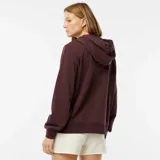 Buzo con cremallera y capucha color borgoña, con bolsillos laterales y cordones ajustables en la capucha.