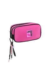 Necessaire rectangular de Las Oreiro en color fucsia, con cierre superior y tiradores decorativos de cordón. Presenta un parche frontal con el logo de la marca y un diseño de labios.