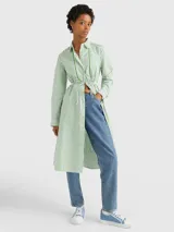 Vestido camisero midi con estampado de rayas verticales verdes y blancas, cuello inglés, cierre de botones y cinturón anudable.