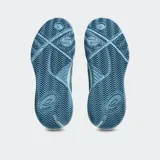 Championes de tenis y pádel Asics Gel Challenger 15, color azul con detalles en verde neón. Presentan tecnología WINGWALL para mayor estabilidad lateral, suela con diseño de ranuras para mejor contacto y amortiguación GEL.