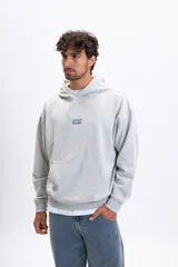 Canguro gris melange con capucha, bolsillo frontal tipo canguro y estampa pequeña con el texto 'Keep It Simple' en el pecho.