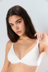 Soutien tipo triangulito con tazas soft, confeccionado en algodón con elastano. Presenta breteles regulables y cierre posterior, ofreciendo un calce cómodo y natural.