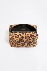 Neceser acolchado color blanco con estampado de perros galgo en tinta negra. Cierre superior con cremallera dorada y logo de la marca en el frente.