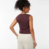 Chaleco de traje color púrpura, con escote en V, cierre frontal con botones y corte entallado.