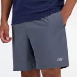 Short deportivo gris New Balance de 7 pulgadas con calzoncillo interno incorporado y logo reflectante en el lateral.
