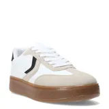 Championes urbanos de mujer con diseño de paneles en cuero sintético blanco y detalles en gamuza sintética color beige. Presentan una suela de plataforma de goma color caramelo y cordones al tono.