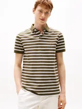 Chomba Tommy Hilfiger de corte regular, a rayas horizontales color verde oliva y blanco. Tiene cuello tipo chomba color verde oliva, cartera de dos botones y logo de Tommy Hilfiger bordado en el pecho.