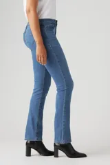 Jeans Levi's 314 Shaping Straight de tiro medio, corte recto, ajustado en cadera y muslos. Confeccionado con tecnología Levi's Sculpt Hypersoft, con tela suave y stretch de soporte.