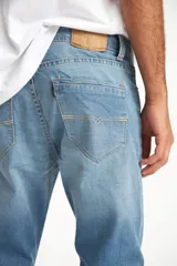 Pantalón de jean celeste de corte recto.