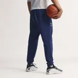 Pantalón deportivo Adidas modelo Anthony Edwards Foundation, color azul marino, con cintura elástica con cordón de ajuste y puños elásticos en los tobillos.