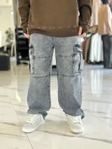 Pantalón cargo de jean gris con efecto acid wash, corte baggy y bolsillos laterales en las piernas.