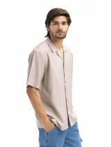 Camisa negra de manga corta, con cuello cubano y corte suelto.