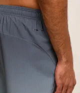 Bermuda deportiva masculina de color azul, con cintura elástica y cordón interno de ajuste.