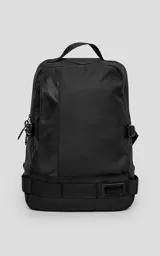 Mochila urbana de diseño minimalista en color negro, confeccionada en material tracker waterproof. Cuenta con compartimento principal amplio, espacio para notebook, bolsillo frontal de acceso rápido y cierres termosellados. Incluye espalda y correas acolchadas regulables.