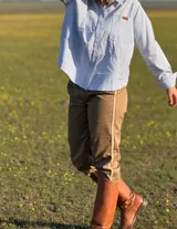 Bombacha de campo de corte tradicional, confeccionada en acrocel de algodón color beige, con detalles en tela a contratono en los laterales, puños y pretina. Cuenta con bolsillos laterales y cierre frontal con botón.