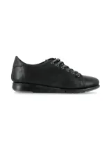 Sneakers de cuero napa color negro con cordones grises y suela anatómica de TPR.