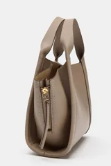 Bolso bandolera de formato city en color gris topo, con pespuntes decorativos, doble asa de mano, cremalleras laterales y cierre imantado.