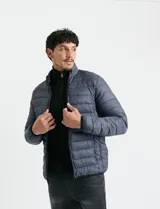 Campera acolchada tipo puffer en color gris, con cierre frontal, cuello alto y puños elásticos.