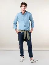 Camisa lisa de hombre color celeste, confeccionada en algodón con acabado vintage, corte regular fit, cuello button-down, cierre frontal de botones y logo bordado en el pecho.