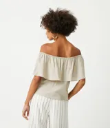 Blusa color beige de hombros descubiertos con volados y bordado floral en el busto.