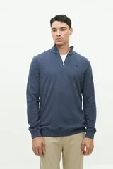 Buzo azul de felpa con medio cierre frontal, cuello alto y logo de goma en el pecho.