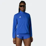 Campera de running Adidas Adizero Essentials color azul, con cierre frontal, cuello alto y logo de la marca en blanco. Cuenta con paneles perforados bajo los brazos para mayor transpirabilidad y bolsillos laterales con cierre.