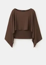 Blusa marrón de corte recto, con cuello redondo y mangas tres cuartos amplias.