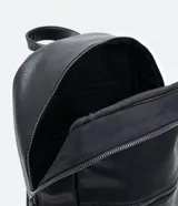 Mochila masculina de estilo business, confeccionada en poliuretano reciclado con acabado texturizado. Presenta un diseño minimalista sin estampado, con cierre principal de cremallera y un bolsillo frontal con cierre.