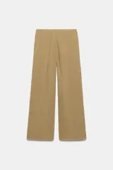Pantalón de pierna recta color tostado, con tiro medio y cintura elástica. Confeccionado en hilatura con mezcla de viscosa.