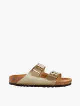 Sandalias Birkenstock modelo Arizona color dorado, con dos correas ajustables con hebillas metálicas doradas, plantilla anatómica de corcho y látex, forro de ante y suela de EVA.