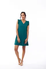 Vestido corto color verde esmeralda, con escote en V, mangas cortas con volados y corte evasé.