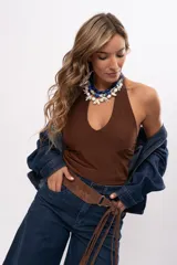 Faja ancha color marrón chocolate con acabado texturizado, hebilla de argolla metálica y tiras colgantes con nudo lateral.