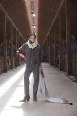 Chaleco acolchado de tejido de punto con cuello alto tipo polera, cierre frontal con tirador de cuero y bolsillos laterales. Presenta un diseño estructurado con cortes horizontales.