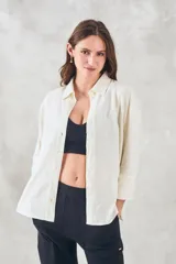 Camisa color crema de corte holgado, con cuello clásico y mangas 3/4.