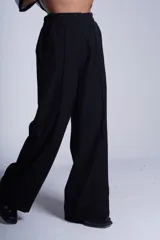Pantalón de corte amplio y tiro alto, color beige, con elástico en la cintura trasera, pinzas frontales marcadas y bolsillos laterales.