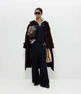 Pantalón wide leg de algodón color azul marino con estampa rayada de tiza y piping en los laterales. Presenta cintura elástica y caída suelta, de marca Marfinno.